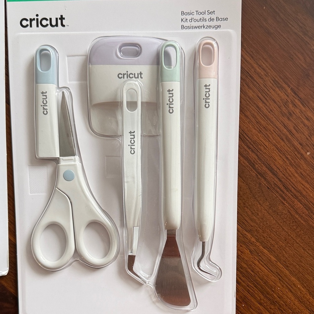 Cricut Craft Tool Bundle - new! - Picture 2 of 4